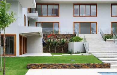 Imagem: A casa em condomínio possui 5 Dormitórios, 5 Banheiros, 5