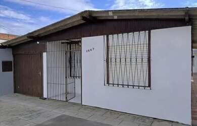 Imagem: A casa possui 3 Dormitórios, 1 Banheiro, 1 Vaga na garagem