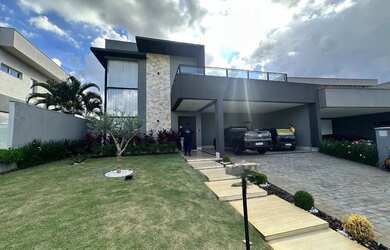 Imagem: A casa possui 3 Dormitórios, 3 Banheiros, 3 Vagas na garagem