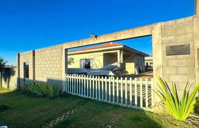 Imagem: A casa em condomínio possui 4 Dormitórios, 2 Banheiros, 4