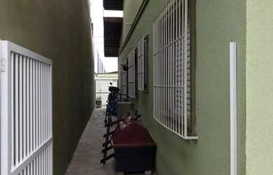 Imagem: A casa possui 2 Dormitórios, 1 Banheiro, 2 Vagas na garagem