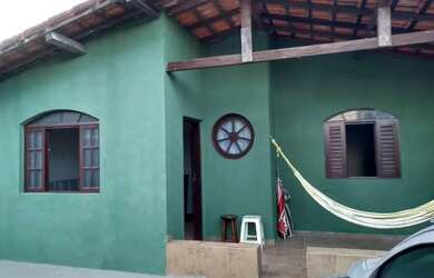 Imagem: A casa possui 3 Dormitórios, 2 Banheiros, 4 Vagas na garagem