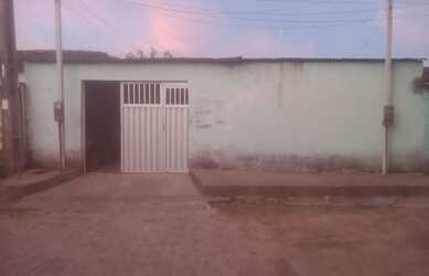 Imagem: A casa possui 2 Dormitórios, 1 Banheiro, 2 Vagas na garagem