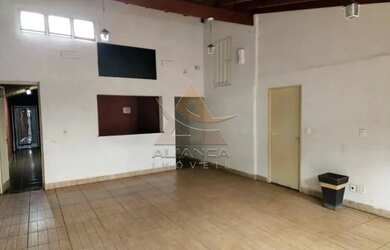 Imagem: O depósito possui 3 Vagas na garagem e 229m² de Área e está