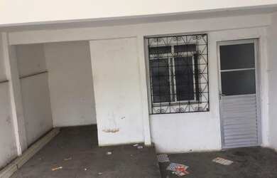 Imagem: A casa possui 3 Dormitórios, 2 Banheiros, 2 Vagas na garagem