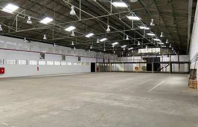 Imagem: O depósito para alugar possui 5 Vagas na garagem e 2809m²