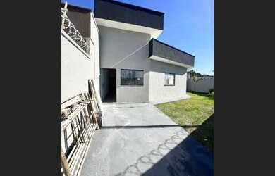 Imagem: A casa possui 3 Dormitórios, 2 Banheiros, 2 Vagas na garagem