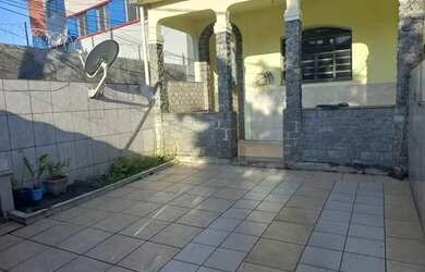 Imagem: A casa possui 3 Dormitórios, 2 Banheiros, 1 Vaga na garagem