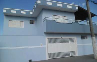 Imagem: A casa possui 1 Dormitório, 1 Banheiro, 1 Vaga na garagem