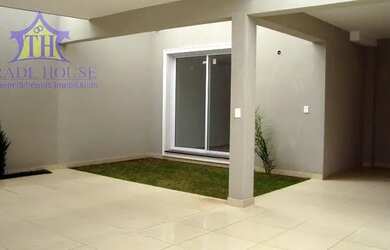 Imagem: A casa possui 4 Dormitórios, 5 Banheiros, 4 Vagas na garagem