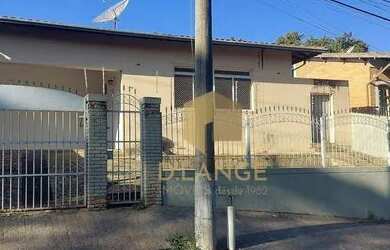 Imagem: A casa possui 3 Dormitórios, 3 Banheiros, 2 Vagas na garagem