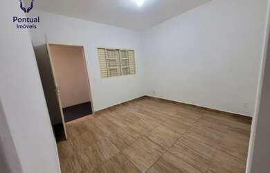 Imagem: A casa possui 2 Dormitórios, 1 Banheiro, 1 Vaga na garagem