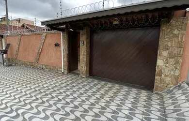 Imagem: A casa possui 3 Dormitórios, 2 Banheiros e 160m² de Área