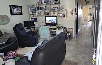 Imagem: A casa possui 3 Dormitórios, 2 Banheiros, 2 Vagas na garagem