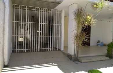 Imagem: A casa possui 4 Dormitórios, 3 Banheiros, 3 Vagas na garagem