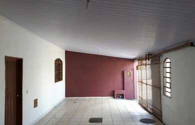 Imagem: A casa possui 3 Dormitórios, 1 Banheiro, 2 Vagas na garagem