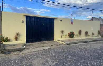 Imagem: A casa possui 3 Dormitórios, 2 Banheiros, 2 Vagas na garagem