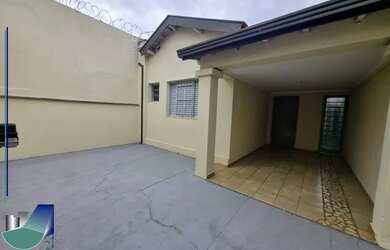 Imagem: A casa possui 3 Dormitórios, 3 Banheiros, 1 Vaga na garagem