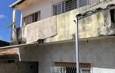 Imagem: A casa possui 5 Dormitórios, 4 Banheiros, 2 Vagas na garagem