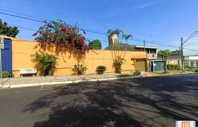 Imagem: O depósito possui 5 Vagas na garagem, 550m² de Área e está