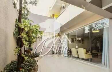 Imagem: A casa possui 4 Dormitórios, 3 Banheiros, 2 Vagas na garagem