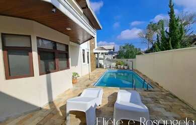 Imagem: A casa possui 4 Dormitórios, 4 Banheiros, 2 Vagas na garagem