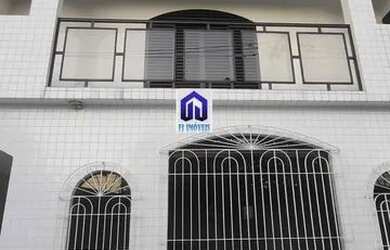 Imagem: A casa possui 4 Dormitórios, 2 Banheiros, 4 Vagas na garagem