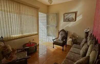 Imagem: A casa possui 2 Dormitórios, 1 Banheiro, 1 Vaga na garagem