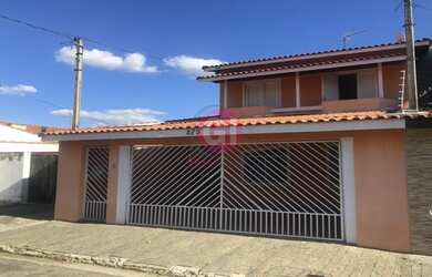 Imagem: A casa possui 3 Dormitórios, 2 Banheiros, 2 Vagas na garagem