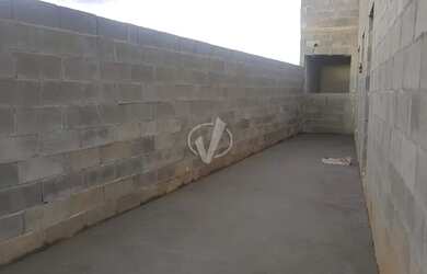 Imagem: A casa possui 3 Dormitórios, 2 Banheiros, 2 Vagas na garagem