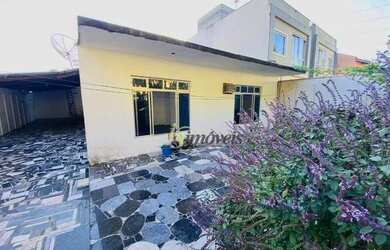 Imagem: A casa possui 3 Dormitórios, 2 Banheiros, 2 Vagas na garagem