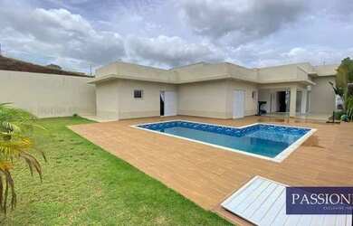 Imagem: A casa possui 3 Dormitórios, 3 Banheiros, 4 Vagas na garagem