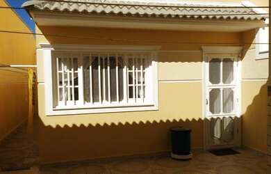 Imagem: A casa possui 3 Dormitórios, 2 Banheiros, 2 Vagas na garagem