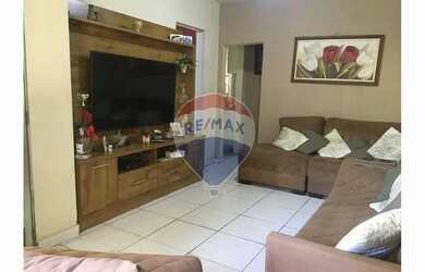 Imagem: A casa possui 3 Dormitórios, 2 Banheiros, 4 Vagas na garagem