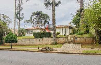 Imagem: A casa possui 5 Dormitórios, 3 Banheiros, 4 Vagas na garagem
