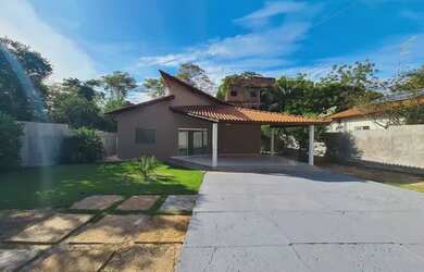 Imagem: A casa possui 3 Dormitórios, 2 Banheiros, 4 Vagas na garagem