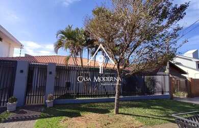 Imagem: A casa possui 3 Dormitórios, 3 Banheiros, 4 Vagas na garagem