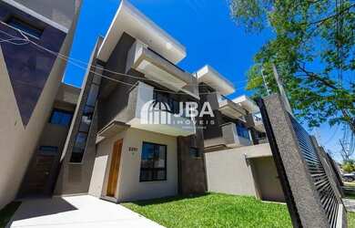 Imagem: A casa possui 3 Dormitórios, 3 Banheiros, 2 Vagas na garagem