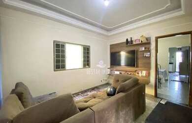 Imagem: A casa possui 3 Dormitórios, 2 Banheiros, 3 Vagas na garagem