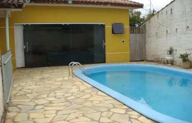 Imagem: A casa possui 4 Dormitórios, 4 Banheiros, 4 Vagas na garagem