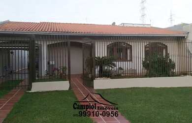 Imagem: A casa possui 3 Dormitórios, 2 Banheiros, 2 Vagas na garagem