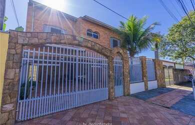 Imagem: A casa possui 3 Dormitórios, 3 Banheiros, 4 Vagas na garagem