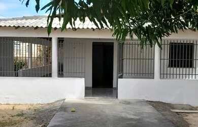 Imagem: A casa possui 2 Dormitórios, 2 Banheiros, 2 Vagas na garagem