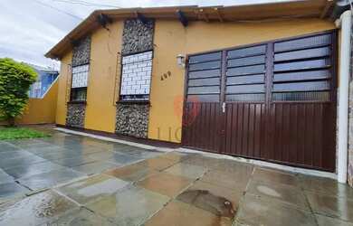 Imagem: A casa possui 4 Dormitórios, 2 Banheiros, 2 Vagas na garagem