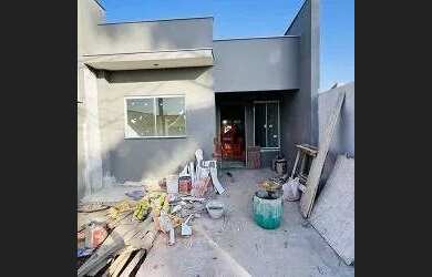 Imagem: A casa possui 3 Dormitórios, 1 Banheiro, 1 Vaga na garagem