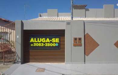 Imagem: A casa possui 2 Dormitórios, 1 Banheiro, 2 Vagas na garagem