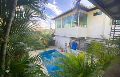 Imagem: A casa possui 5 Dormitórios, 5 Banheiros, 5 Vagas na garagem