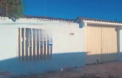 Imagem: A casa possui 2 Dormitórios, 1 Banheiro, 3 Vagas na garagem