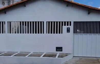 Imagem: A casa possui 3 Dormitórios, 3 Vagas na garagem e está localizado