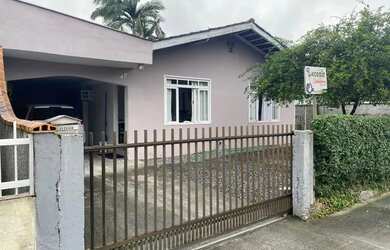 Imagem: A casa possui 4 Dormitórios, 3 Banheiros, 2 Vagas na garagem